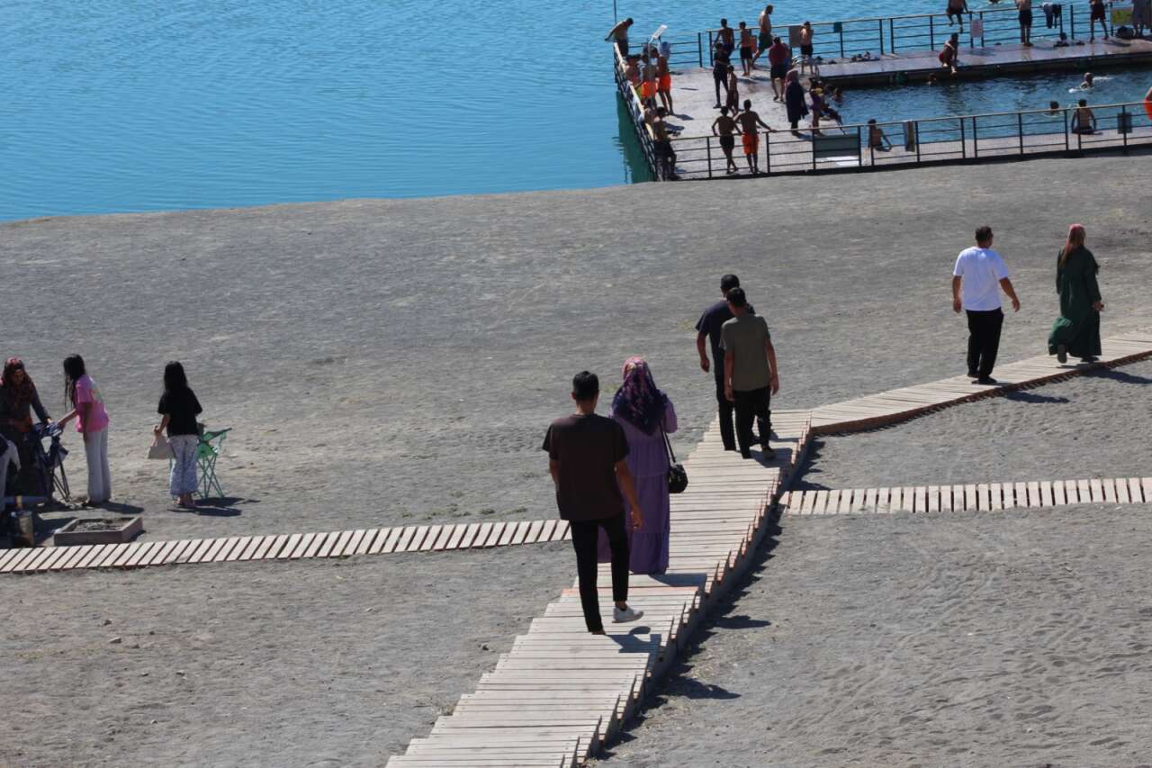 Konya’da eylülde yaz keyfi! Acıgöl’de kendilerini serin sulara bıraktılar 1